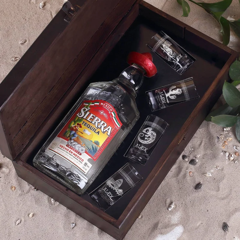 Tequila Geschenk-Set mit 4 gravierten Tequila-Shots in bedruckter Holzkiste mit Tequila Flasche