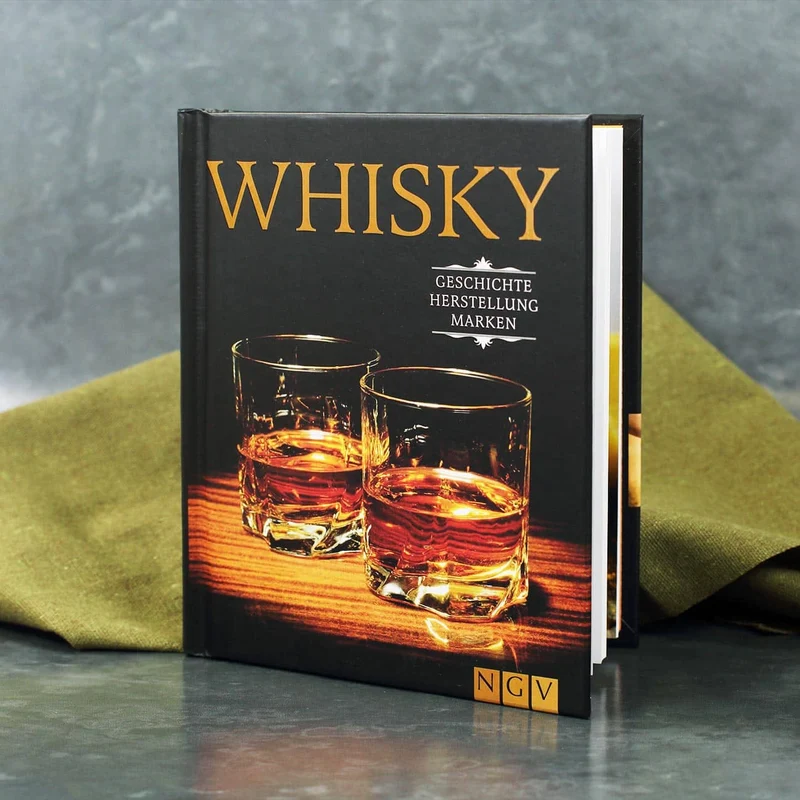 Whiskybox mit 4 Whiskygläsern und Buch über Whiskys
